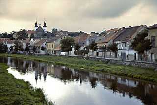 Bord de la rivière Jihlava dans le village juif de de Třebíč.
